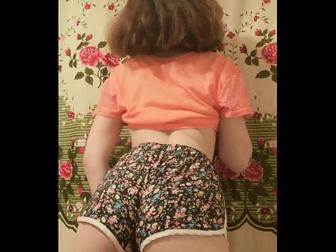 ❤️ Сексуальная юная малышка делает стриптиз снимая свои шортики на камеру ❤ Супер секс на нашем сайте
