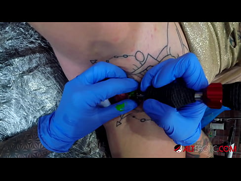 ❤️ Экстремально татуированная красотка Sully Savage сделала татуировку на клиторе ❤ Супер секс на нашем сайте